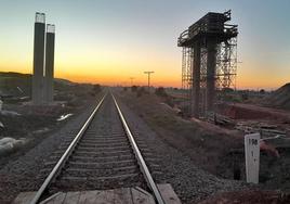 La Asamblea de Extremadura pide al Gobierno central el soterramiento del tren
