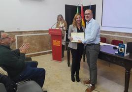 El alcalde entrega el premio a la ganadora de los Coloquios