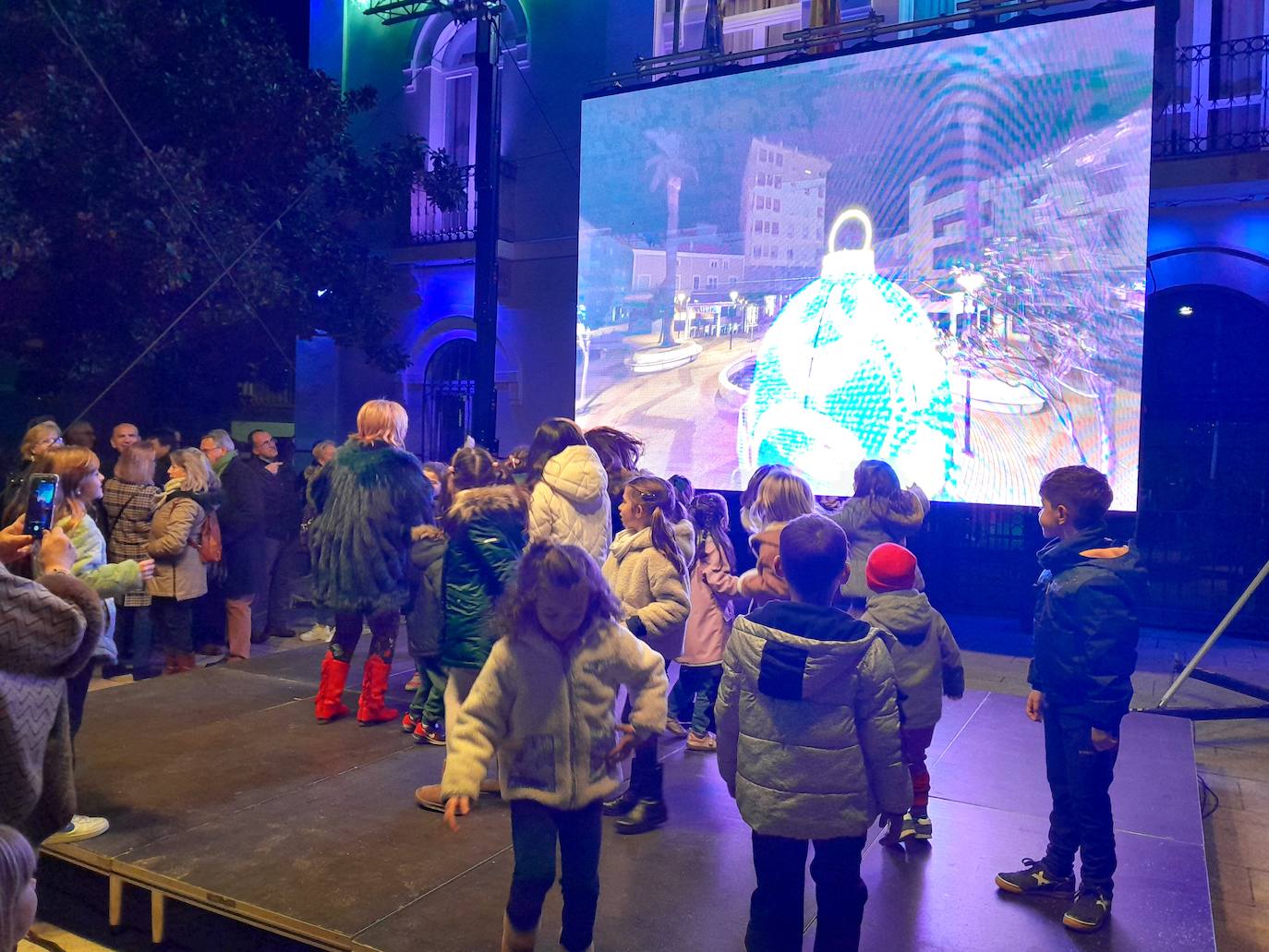 Los más jóvenes bailaron al compás de la música navideña