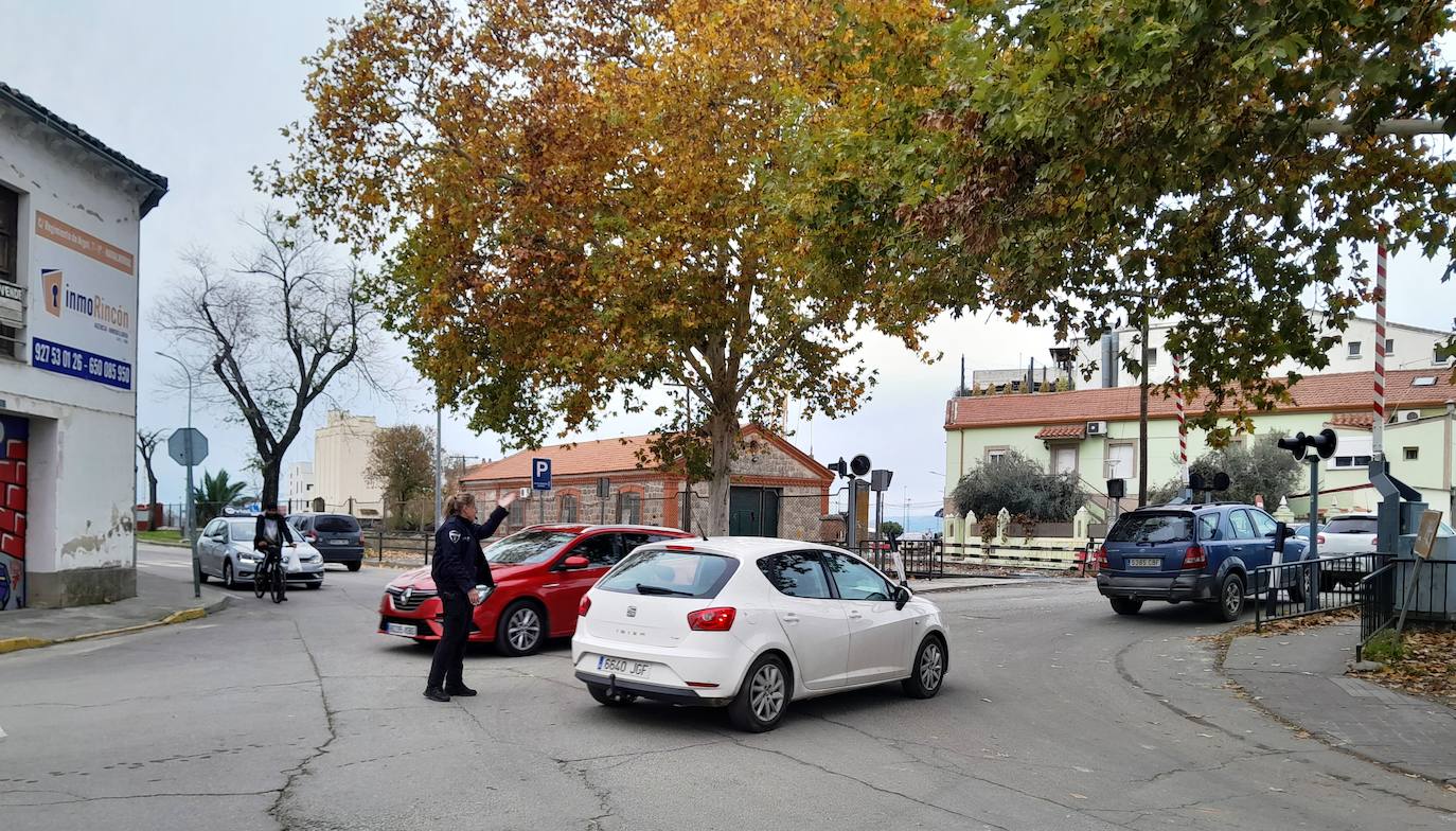 La Policía Local regulando el tráfico en el paso de Pablo Luengo