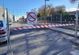 Anuncio de obras en la calle próxima a la vía