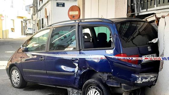 Un coche se empotra en los bajos de una vivienda en la calle Calvo Sotelo (ahora Sadí de Buen)
