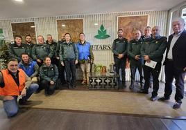 Anfitriones y visitantes en la fábrica de Talayuela