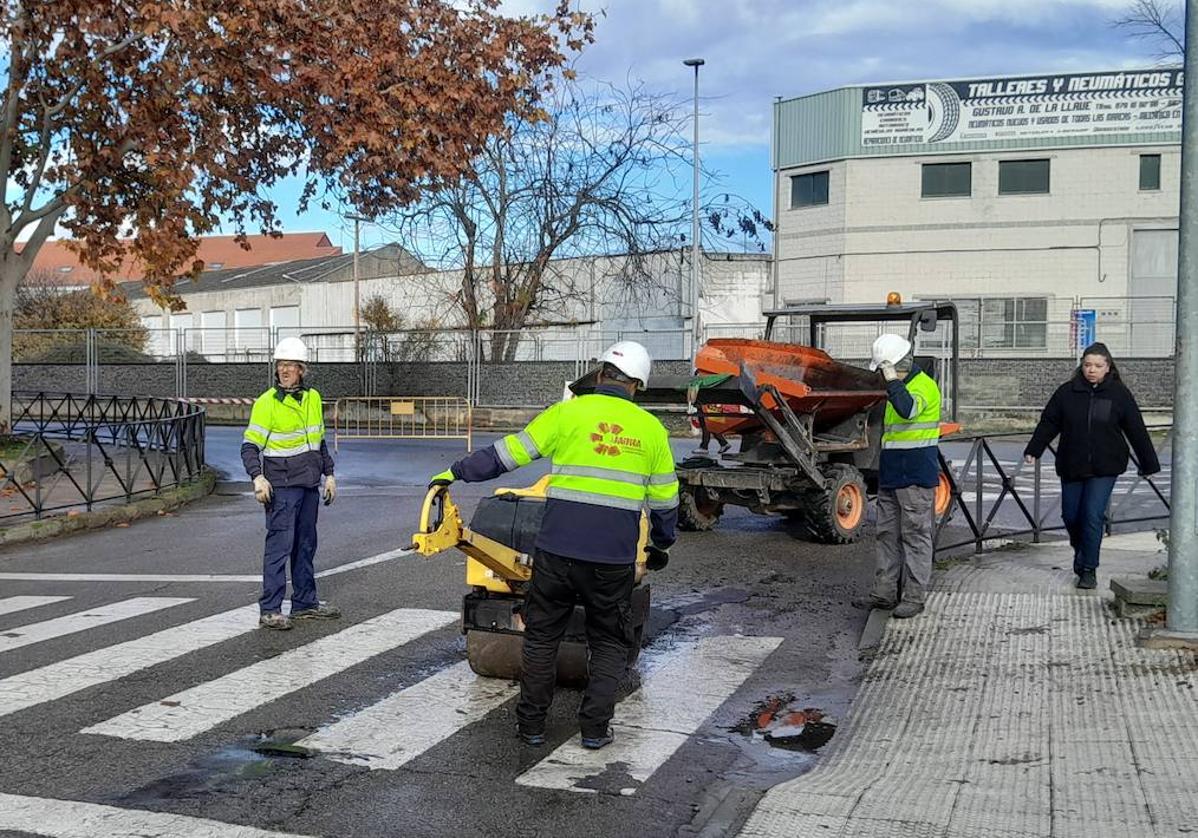 Trabajos de bacheo de las inmediaciones de la vía