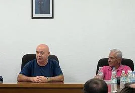 Isidro Nuevo, a la izquierda, tras convertirse en presidente