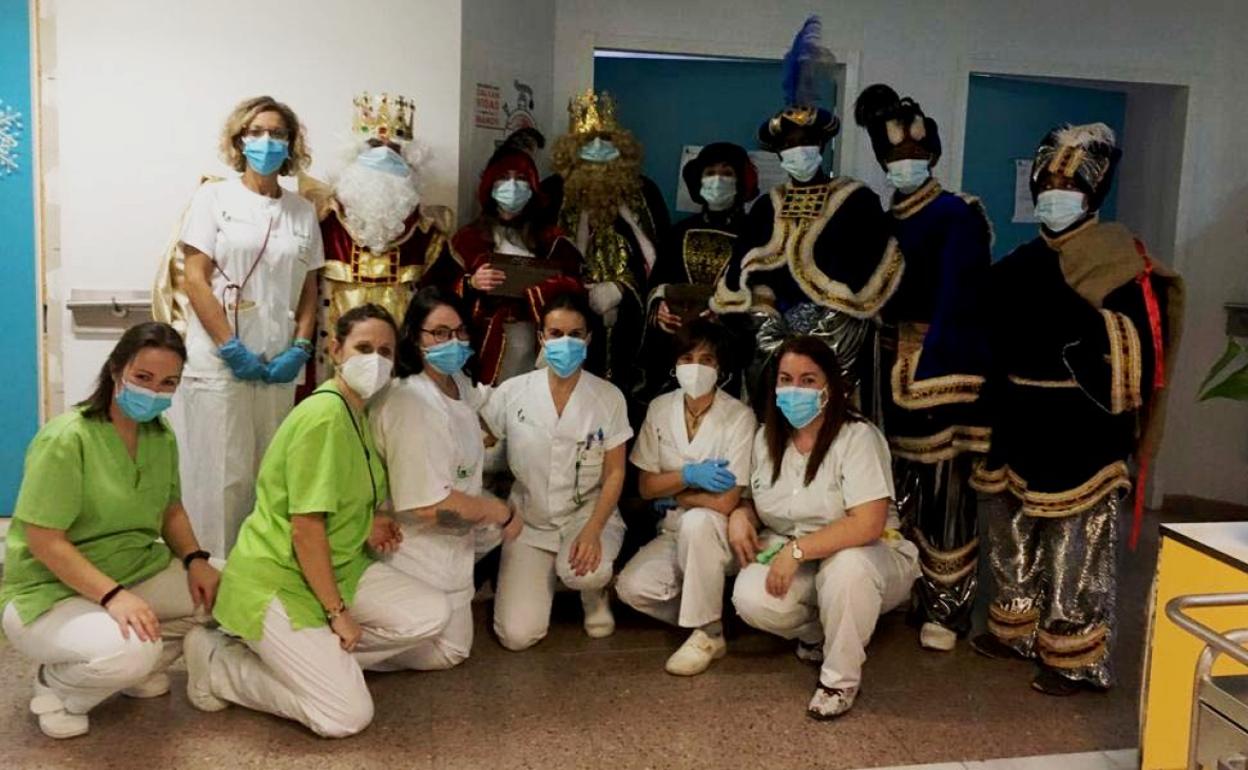Reyes y pajes con el personal sanitario 