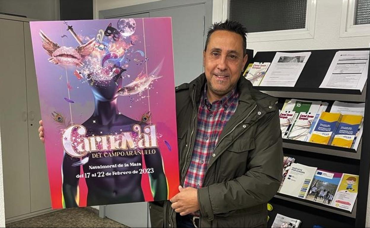 Vizcaíno, concejal de Festejos, con el cartel ganador 
