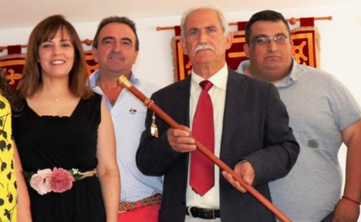 Luis Perona con el bastón de mando 