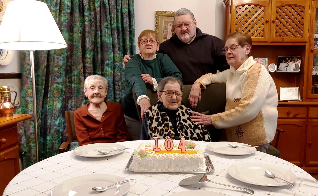 Ángela con sus hijos y su hermana en su 104 cumpleaños 