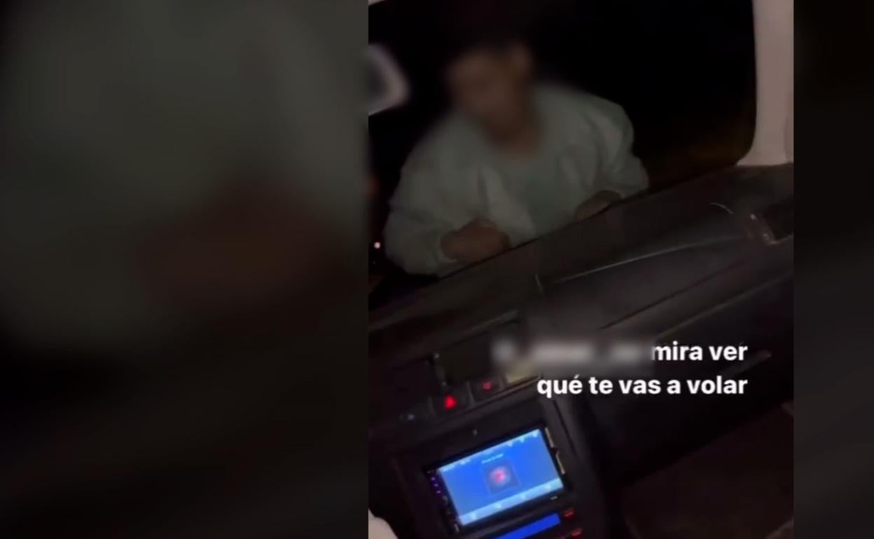 Imagen del video difundido en redes sociales con una persona encima del capó del coche. / HOY