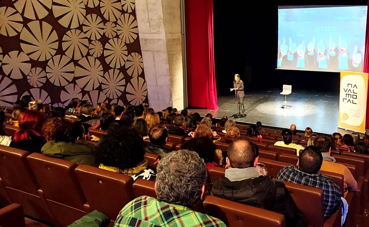 Mar Romera durante su intervención en el teatro 