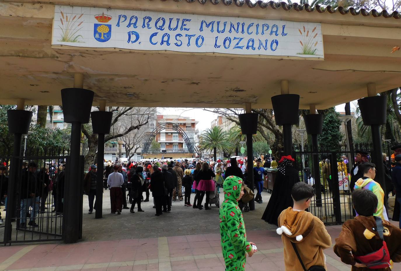 Fotos: El 'Cómete el Carnavalmoral por una pata' reúne a caso 150 grupos