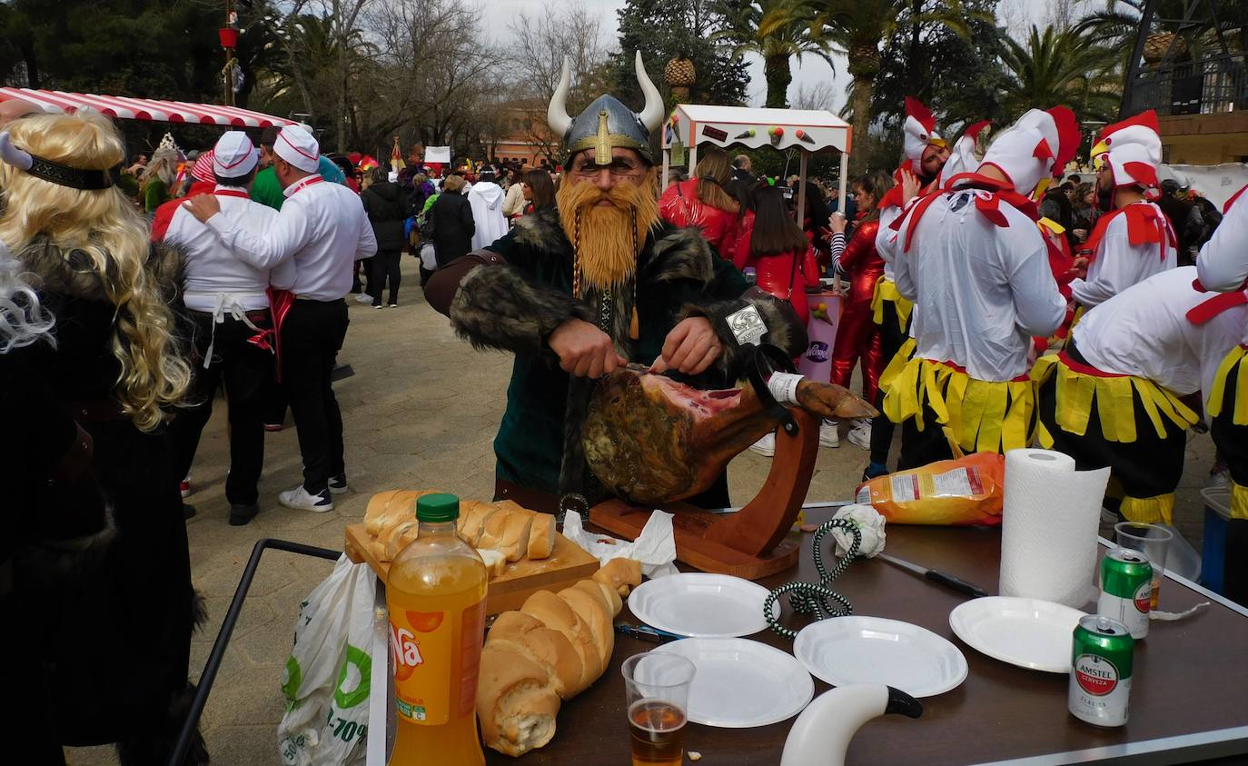 Fotos: El 'Cómete el Carnavalmoral por una pata' reúne a caso 150 grupos