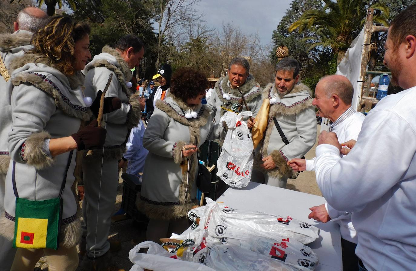 Fotos: El 'Cómete el Carnavalmoral por una pata' reúne a caso 150 grupos