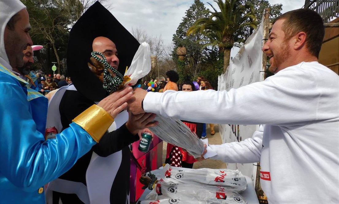 Fotos: El 'Cómete el Carnavalmoral por una pata' reúne a caso 150 grupos