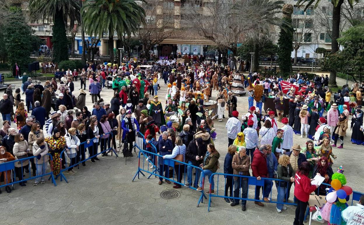 El 'Cómete el Carnavalmoral por una pata' reúne a casi 150 grupos