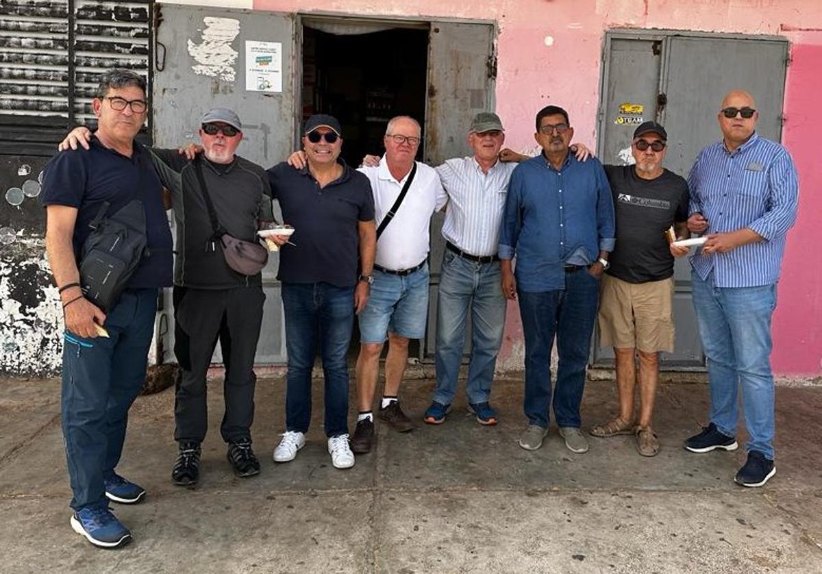 Fernando Martín, en el centro con camiseta blanca, con cooperantes españoles y locales