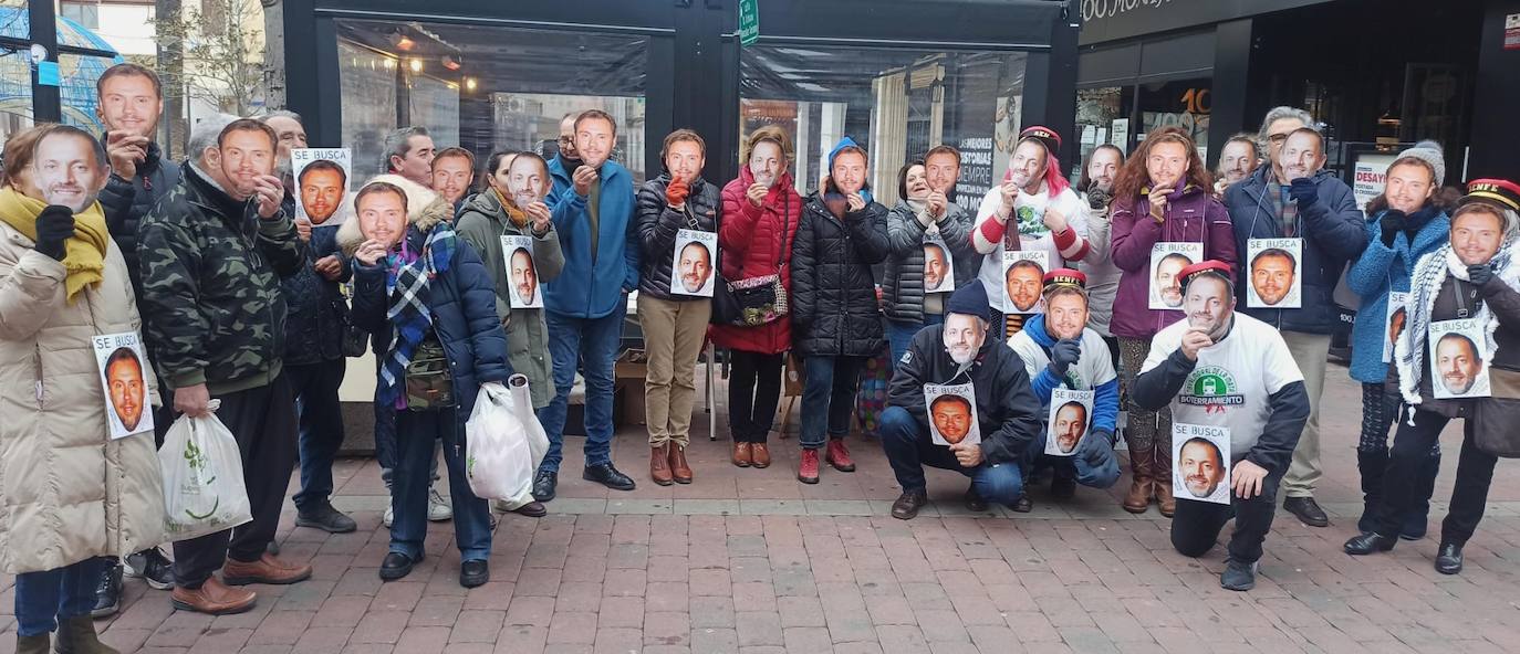 Integrantes de No al Muro buscando a Óscar Puente