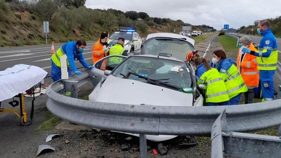 Muere una conductora de 80 años al salirse de autovía a Plasencia