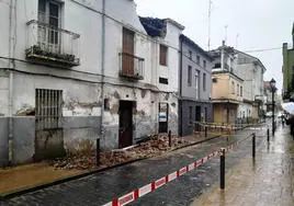 La lluvia derriba la parte superior de una vivienda en la calle Gabriel y Galán