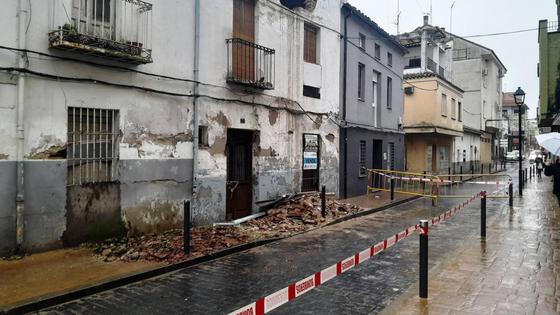 La lluvia derriba la parte superior de una vivienda en la calle Gabriel y Galán