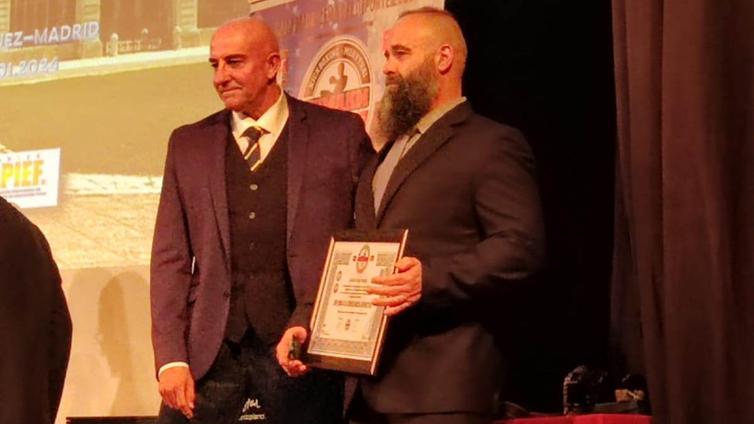 La Federación Madrileña de Kickboxing y Muaythai premia la constancia de Gregorio Expósito