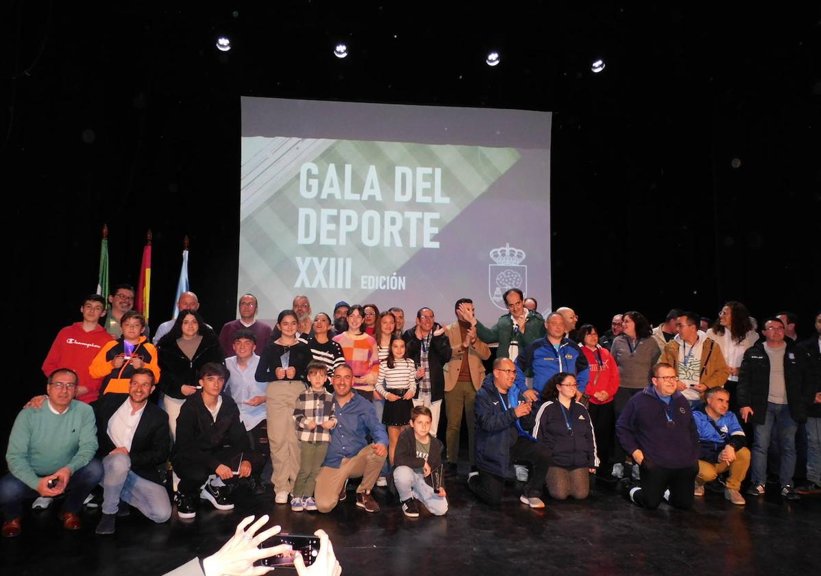 Foto de familia de deportistas y colectivos galardonados