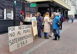 Integrantes de No al Muro en las pasadas navidades en el Jardincillo