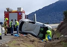 El vehículo volcó cerca de los túneles de Miravete