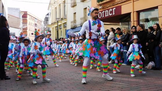 Los colegios abren el desfile juvenil aplazado por la lluvia