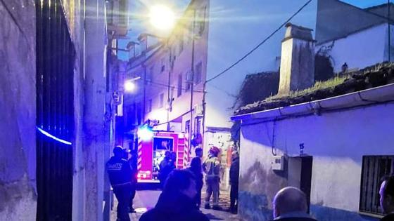 Sale ardiendo una casa deshabitada en la calle Joaquín Costa