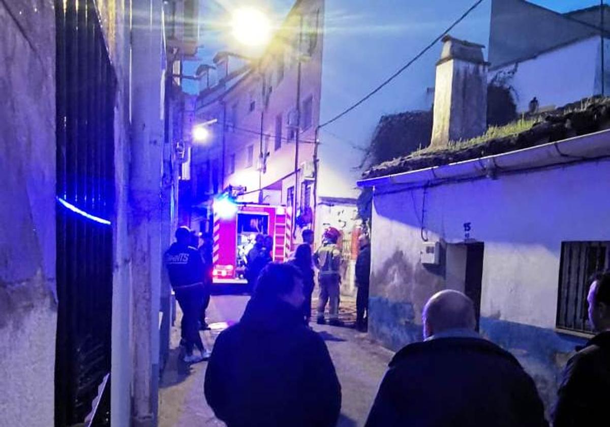 Sale ardiendo una casa deshabitada en la calle Joaquín Costa