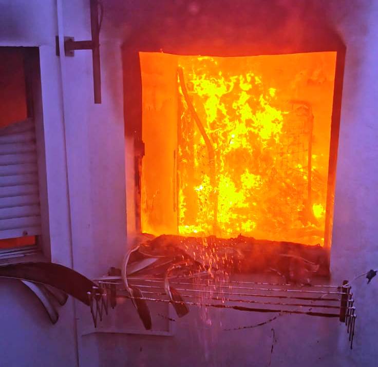 Las llamas vistas desde la vivienda situada en las traseras de la casa que se quemó