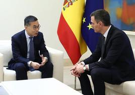 El presidente de Envision, Lai Zhang, con Pedro Sánchez en La Moncloa