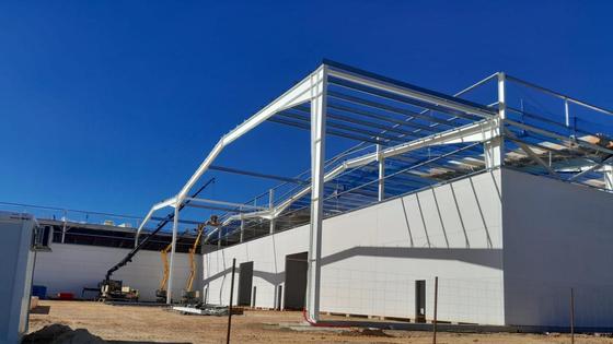 Cartonajes Extremadura empezará a producir en verano y ya forma a empleados