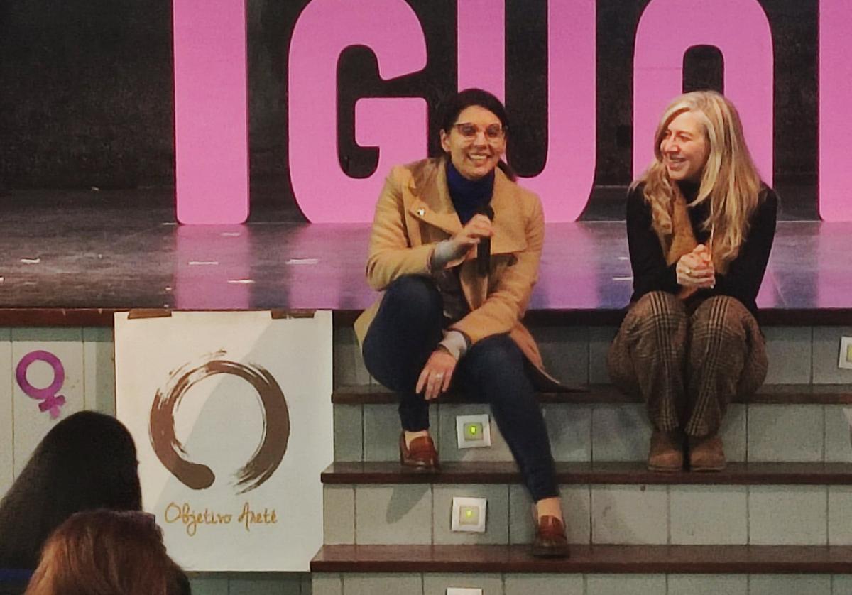 Paula Vázquez y Crstina Marcos en el escenario de la casa de la cultura