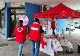 Voluntarias de Cruz Roja en el puesto instalado en la plaza de Comillas
