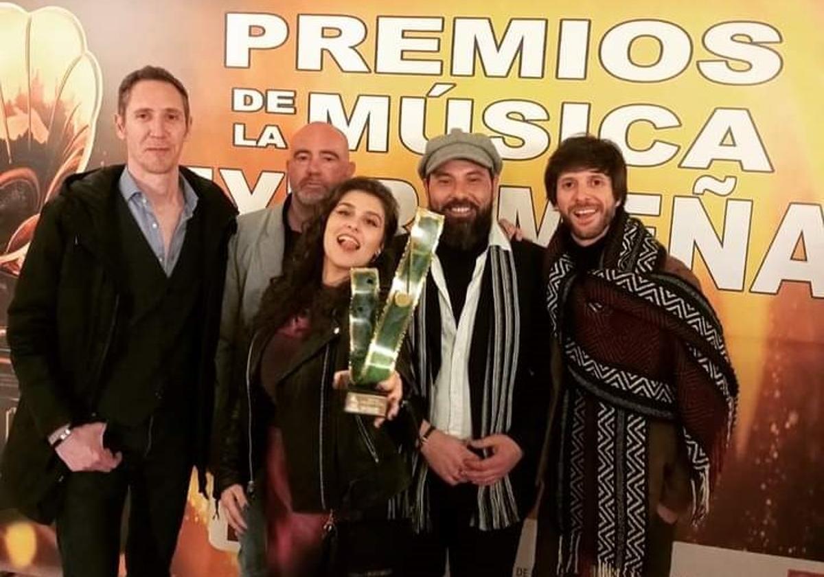 Alegría de los componentes de la formación tras recibir el premio