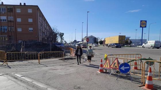 Como una isla, pero sin playas, entre coches y obras