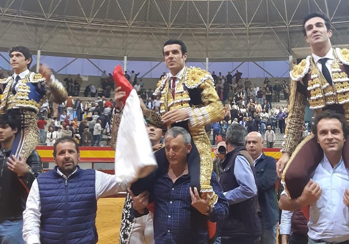 Salida a hombros de los matadores