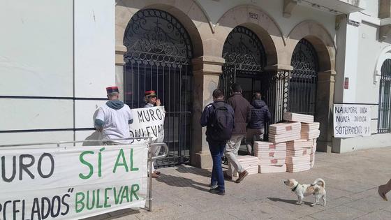Silbatos, pancartas y 'ladrillos' para recibir a Adif