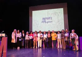 Las galardonadas con la concejala del área y las ganadoras del concurso de relatos de mujer