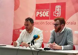 Gómez Medinabeitia, la derecha, en la sede local del PSOE con Josema Encinas