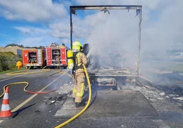 El incendio de un camión obliga a cortar la autovía a Plasencia