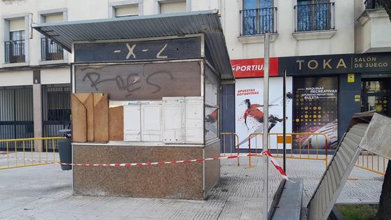 Empieza a desmantelarse el quiosco de la Cruz de los Caídos
