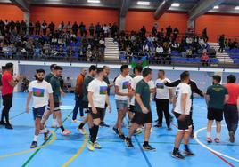 Los dos equipos y el arbitro al comienzo del partido