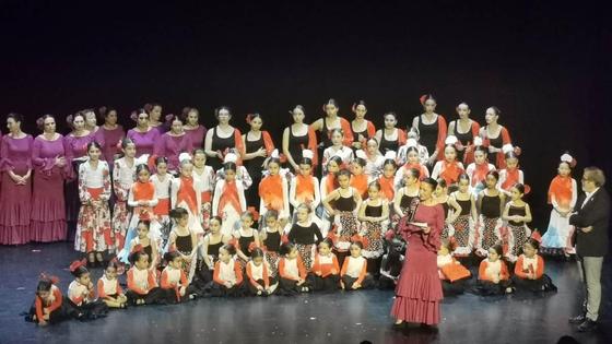 Una gala a favor de la Asociación Española contra el Cáncer llena el teatro