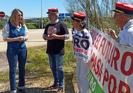 María Guardiola mantiene un breve encuentro con la plataforma No al Muro