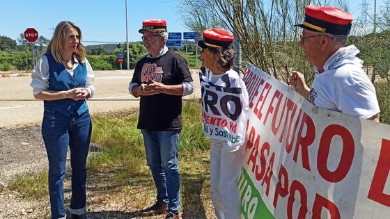 María Guardiola mantiene un breve encuentro con la plataforma No al Muro