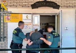 El joven detenido entrando en el cuartel
